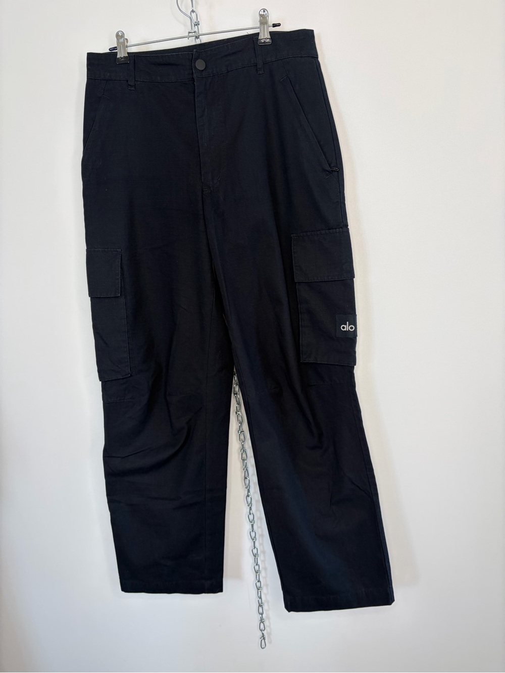 ALO Yoga Men’s Black Cargo Pants with Side Pockets